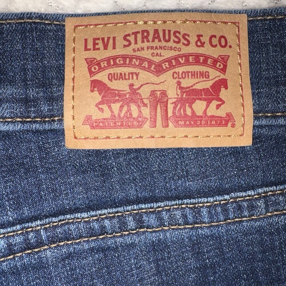 Levis Classic Bermuda Shorts Womens 34 Blue Dark Wash Stretch Denim 12" Inseam - Picture 6 of 9